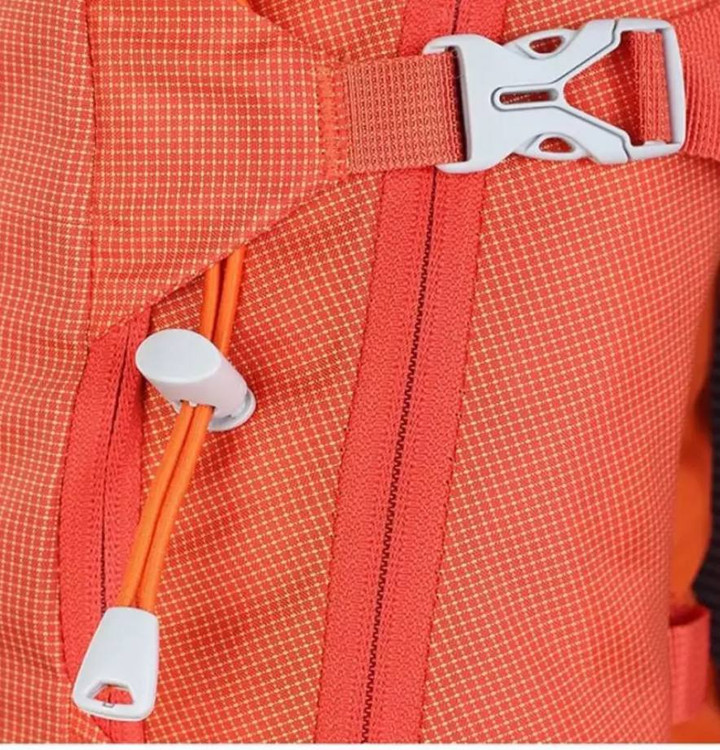 کوله پشتی پکینیو مدل تبریز با جیبهای کشسان کناری و محفظه کیسه آب و بندهای حمل باتوم