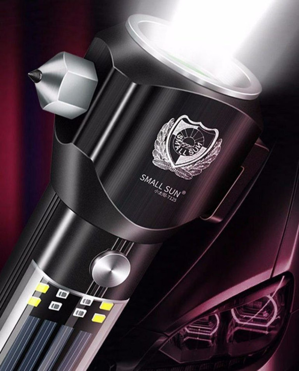 نمای نزدیک از چکش و شیشه شکن روی بدنه چراغ قوه اسمال سان small sun