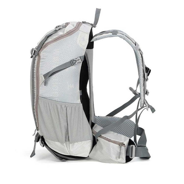 نمای جانبی کوله پشتی۳۴ لیتری اسنوهاک تراول با بند مخصوص حمل باتوم و تبر یخ