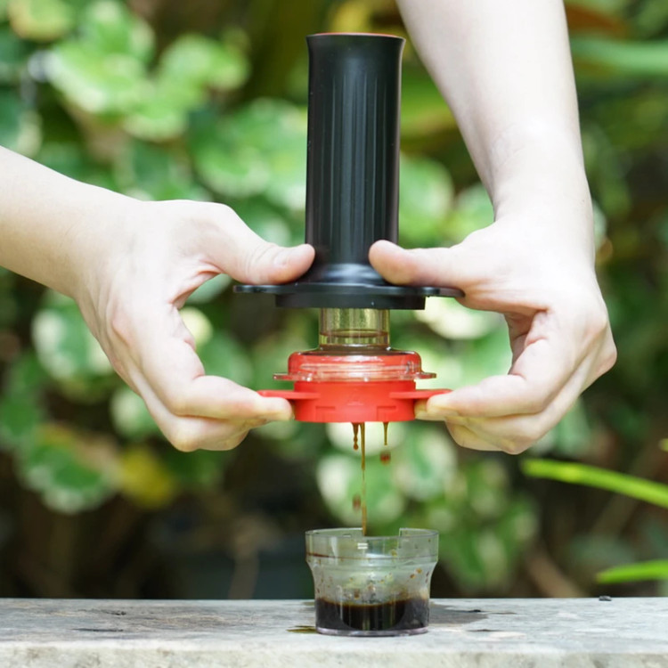 طراحی ارگونومیک دستههای فشاردهنده اسپرسوساز Kompresso